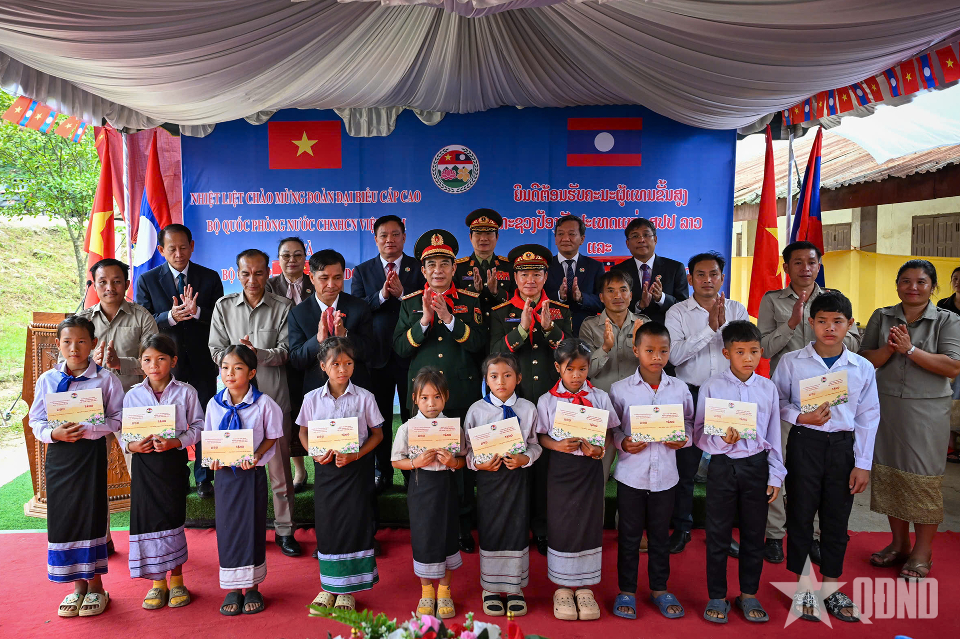 Bộ trưởng Bộ Quốc phòng hai nước Việt Nam - Lào thăm Trường Tiểu học ở tỉnh Bolykhamxay

